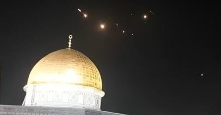 I missili iraniani in volo sopra la Cupola della Roccia a Gerusalemme, nella notte tra sabato e domenica