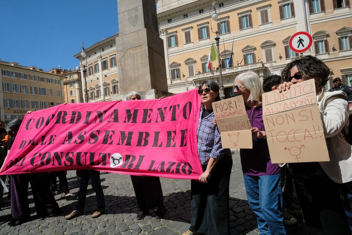 Protesta della rete nazionale dei consultori davanti a Montecitorio