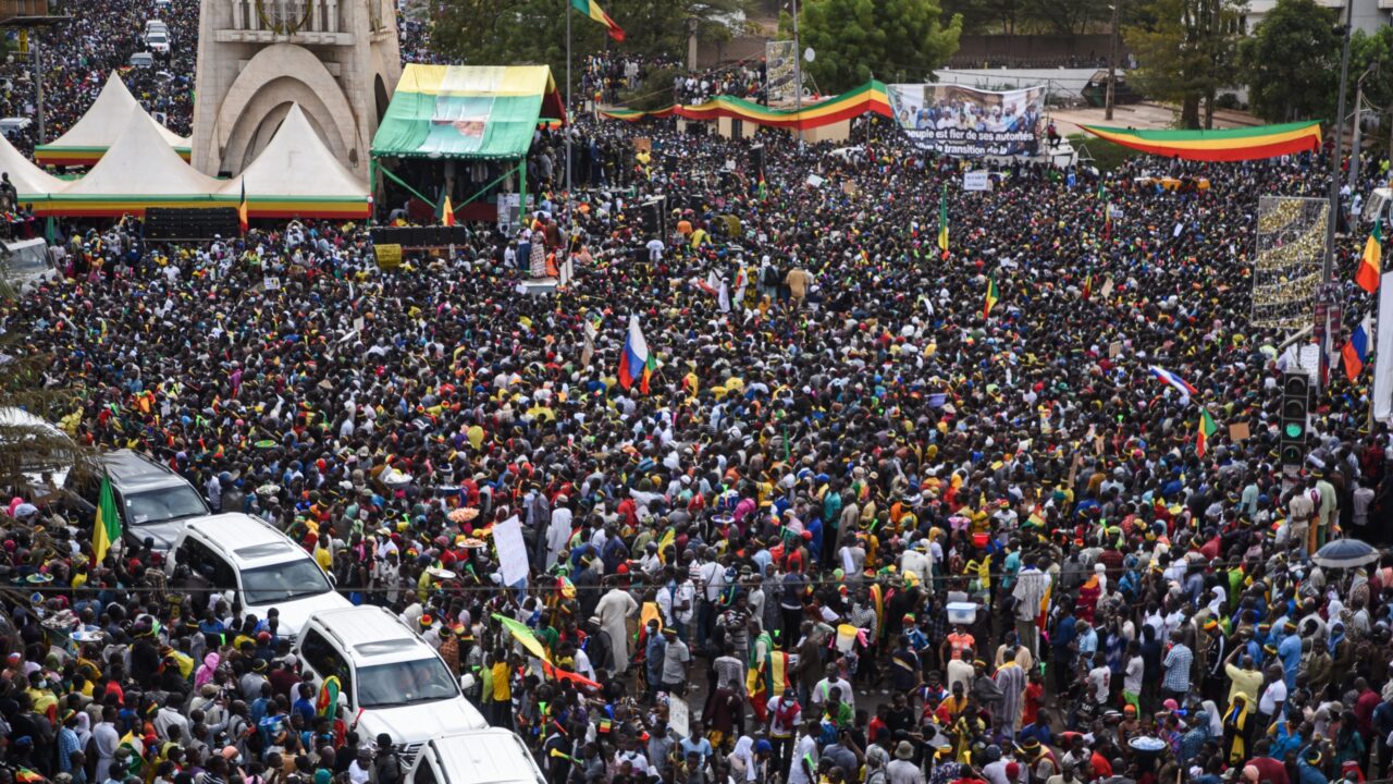 ©Nicolas Remene / Le Pictorium/MAXPPP – Nicolas Remene / Le Pictorium – 14/1/2022 – Mali / District de Bamako / Bamako – Plusieurs milliers de personnes se sont reunies pour manifester sur la Place de l’Independance a Bamako au Mali, contre les sanctions de la CEDEAO, ce vendredi 14 janvier 2022. / 14/1/2022 – Mali / Bamako District / Bamako – Several thousand people gathered to demonstrate at Independence Square in Bamako, Mali, against ECOWAS sanctions on Friday, January 14, 2022
