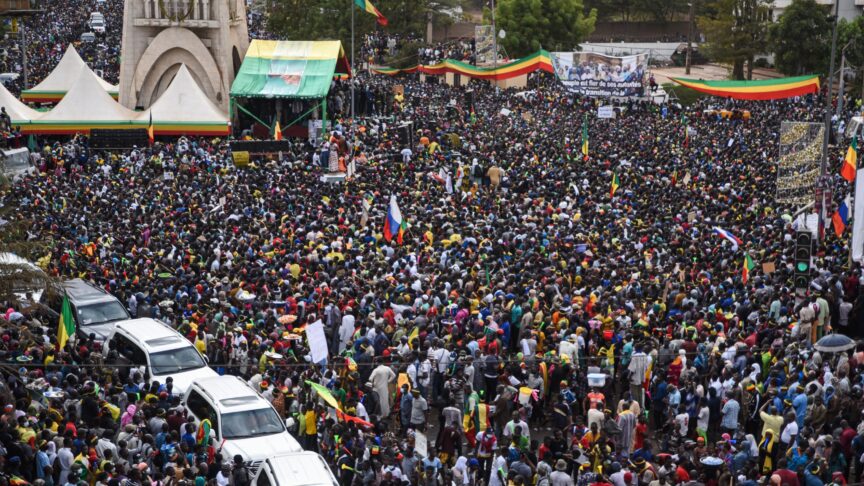 ©Nicolas Remene / Le Pictorium/MAXPPP – Nicolas Remene / Le Pictorium – 14/1/2022 – Mali / District de Bamako / Bamako – Plusieurs milliers de personnes se sont reunies pour manifester sur la Place de l’Independance a Bamako au Mali, contre les sanctions de la CEDEAO, ce vendredi 14 janvier 2022. / 14/1/2022 – Mali / Bamako District / Bamako – Several thousand people gathered to demonstrate at Independence Square in Bamako, Mali, against ECOWAS sanctions on Friday, January 14, 2022.
