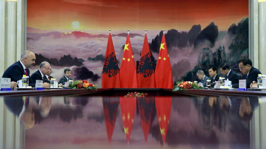 Albanian Prime Minister Edi Rama and China’s Premier Li Keqiang attend a meeting, on the sidelines of the 4th Meeting of Heads of Government of China and Central and Eastern European Countries, at the Great Hall of the People in Beijing, November 26, 2015. REUTERS/Kim Kyung-Hoon || Nur für redaktionelle Verwendung
