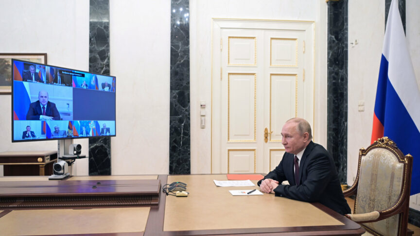 epa09784496 Russian President Vladimir Putin attends a meeting with permanent members of Russia’s Security Council via video conference in the Kremlin in Moscow, Russia, 25 February 2022. Photo: picture alliance/EPA/ALEXEI NIKOLSKY / KREMLIN POOL / SPUTNIK MANDATORY CREDIT