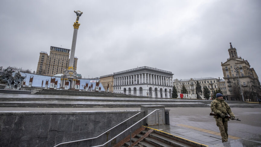 KYIV, UKRAINE – MARCH 03: Barricades are set up in front of Independence Monument and soldiers patrol as air raid sirens heard during amid Russian attacks in Kyiv, Ukraine on March 03, 2022. Aytac Unal / Anadolu Agency