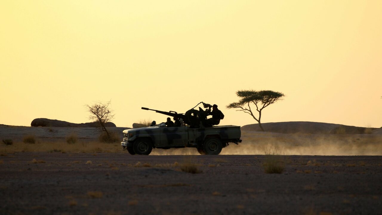 FILE PHOTO: The Polisario Front soldiers drive a pick-up truck mounted with an anti-aircraft weapon at sunset in Bir Lahlou, Western Sahara, Sept 9, 2016. REUTERS/Zohra Bensemra/File Photo || Nur für redaktionelle Verwendung