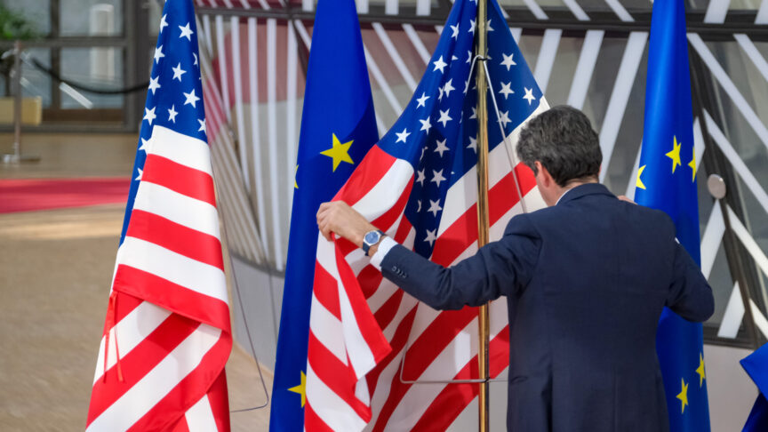 (220325) — BRUSSELS, March 25, 2022 (Xinhua) — A staff member hangs a U.S. national flag before U.S. President Joe Biden arrives for the European Council meeting in Brussels, Belgium, March 24, 2022. Three summits addressing the Russia-Ukraine conflict, including the NATO extraordinary summit, the Group of Seven summit and the European Council meeting were convened in Brussels on Thursday. (Xinhua/Zhang Cheng)