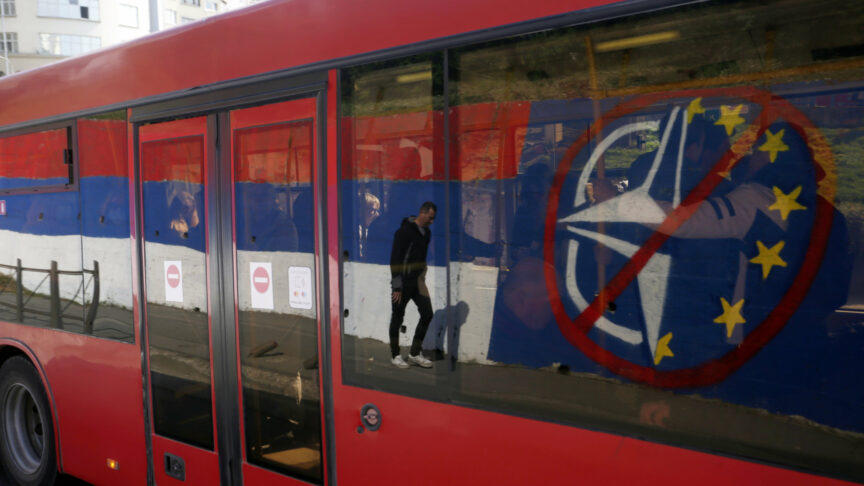 epa09870101 An anti-EU and anti-NATO mural is reflected on a side of a bus in Belgrade, Serbia, 04 April 2022. Unofficial results of the general elections held in Serbia on 03 April 2022 show Vucic and his Serbian Progressive party (SNS) as overall winners. Photo: picture alliance/EPA/ANDREJ CUKIC