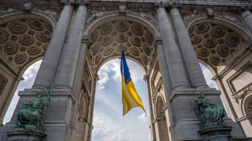 Illustration picture shows the Ukrainian flag as it hangs from the center of the triumphal arch (arch de triomphe – triomfboo) at the Jubelpark – Parc du Cinquantenaire, in Brussels, Monday 09 May 2022. By flying the Ukrainian flag from prominent buildings across capitals of countries of the European Union, the EU member states want to show their continuing support for the Ukrainian people on the ‘Europe Day’ (Europadag – Journee de l’Europe). BELGA PHOTO JULIETTE BRUYNSEELS