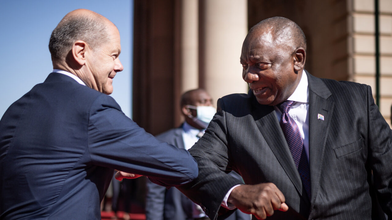 Bundeskanzler Olaf Scholz (SPD), verabschiedet sich von Matamela Cyril Ramaphosa, Präsident von Südafrika nach der Pressekonferenz. Südafrika gehört wie Deutschland zur G20 der wichtigsten Wirtschaftsmächte der Welt und ist von Scholz zum G7-Gipfel auf Schloss Elmau in Bayern eingeladen worden. Zuvor hatte Scholz bei seiner Afrikareise Niger und Senegal besucht