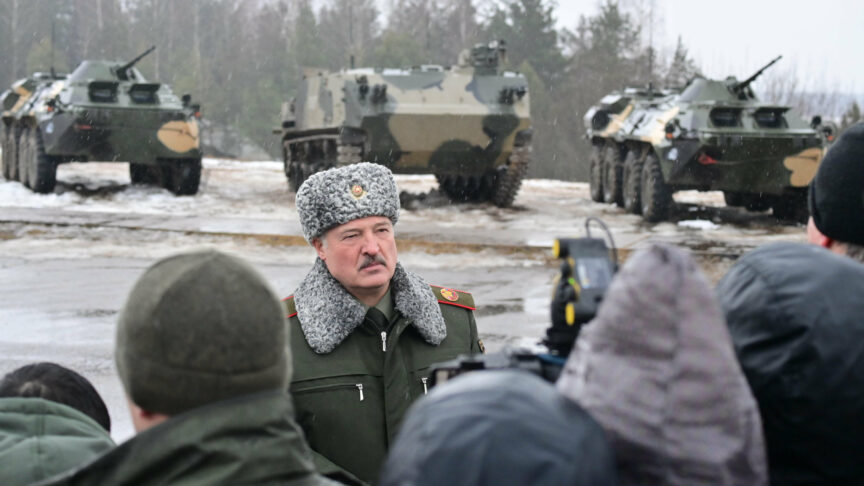 (220218) — MINSK, Feb. 18, 2022 (Xinhua) — Belarusian President Alexander Lukashenko (C) visits the Osipovichi training ground, where the military exercises “Allied Resolve 2022” are taking place, in Belarus, Feb. 17, 2022. TO GO WITH “Nuclear weapons can be deployed in Belarus in case of threats from West: Lukashenko” (President of the Republic of Belarus official website/handout via Xinhua)