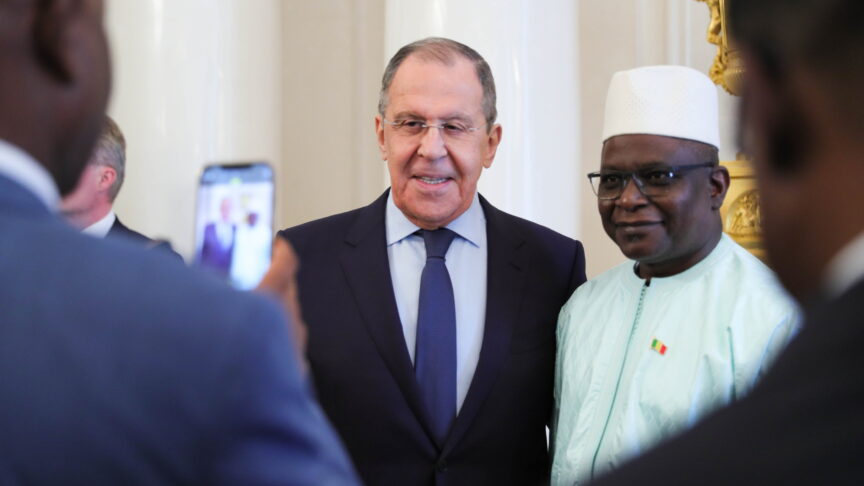 DIESES FOTO WIRD VON DER RUSSISCHEN STAATSAGENTUR TASS ZUR VERFÜGUNG GESTELLT. [MOSCOW, RUSSIA – MAY 25, 2022: Russia’s Foreign Minister Sergei Lavrov (L) and Mali’s Ambassador to Russia, Harouna Samake attend a diplomatic reception for heads of African diplomatic missions accredited in Russia, held at the Reception House of the Russian Foreign Ministry to mark Africa Day. Russian Foreign Ministry/TASS]