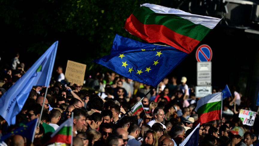 epaselect epa10028253 Supporters of Bulgarian Prime Minister Kiril Petkov wave National and EU flags as they gather after the no confidence vote against government in front of Bulgarian parliament in Sofia, Bulgaria, 22 June 2022. The coalition government of Bulgaria, led by the pro-European Kiril Petkov, lost a censure motion in the Sofia Parliament on 22 June, presented by the conservative populist opposition, for which the Balkan country faces possible new elections, the fourth in less than 18 months. A total of 116 deputies supported Petkov’s minority executive, prime minister for just six months, while 123 voted against the government and one did not go to the vote. Photo: picture alliance/EPA/VASSIL DONEV