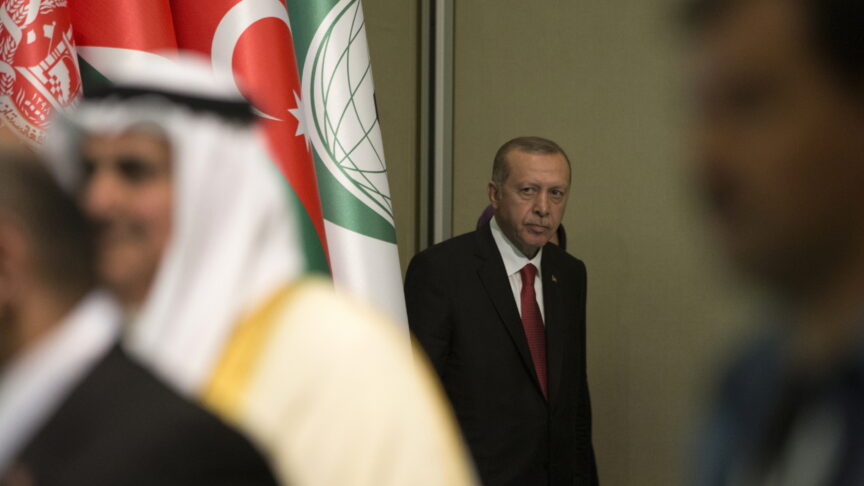 epa06747874 Turkish President Recep Tayyip Erdogan poses with other participants for a family photo session at the extraordinary summit of the Organisation of Islamic Cooperation (OIC) in Istanbul, Turkey, 18 May 2018. The Organisation of Islamic Cooperation (OIC) held in Istanbul to show solidarity with Palestinian people after deadly clashes held the demostrations against the opening of US Embassy in Jarusalem on 14 May. EPA-EFE/ERDEM SAHIN