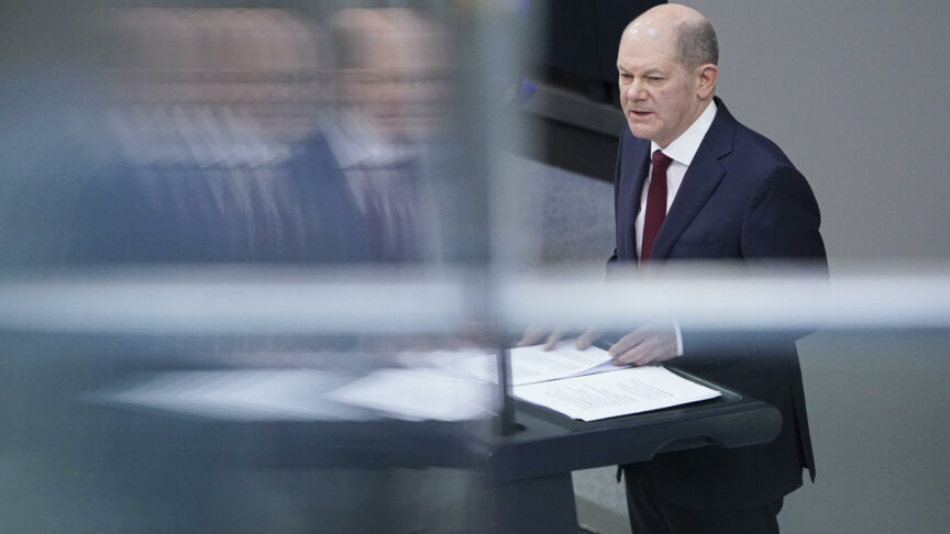 Aktuell,27.02.2022 Berlin, Bundeskanzler Olaf Scholz (SPD) im Portrait bei seiner Regierungserklaerung im Rahmen der ‘Sondersitzung aus Anlass des von Russland voelkerrechtswidrig begonnenen Krieg gegen die Ukraine ‘ bei der 19. Sitzung des Deutschen Bundestag in Berlin