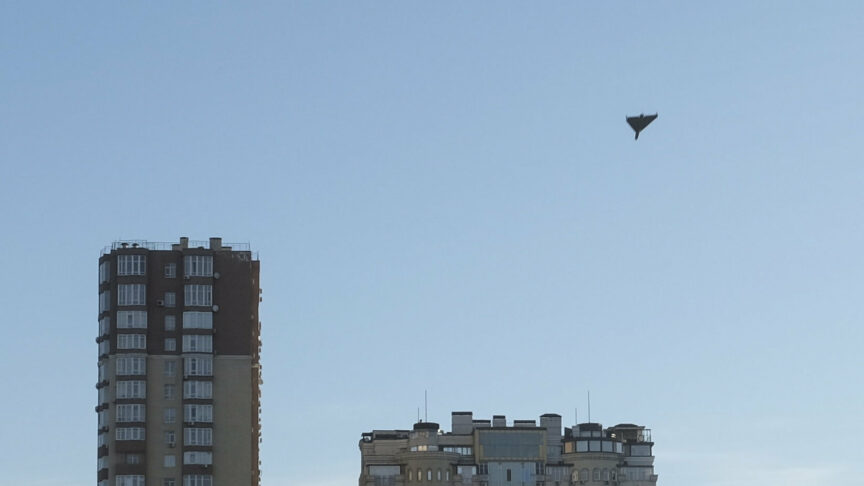 epaselect epa10248580 A drone flies over Kyiv during an attack, Ukraine, 17 October 2022, amid the Russian invasion. At least two civilian people were killed as Deputy Head of the Office of the President of Ukraine Kyrylo Tymoshenko said. Several residential buildings were damaged as a result of attacks by ‘kamikaze drones’ targeting the Ukrainian capital, Kyiv Mayor Vitali Klitschko said on telegram. Russian troops on 24 February entered Ukrainian territory, starting a conflict that has provoked destruction and a humanitarian crisis. Photo: picture alliance/EPA/SERGEY SHESTAK