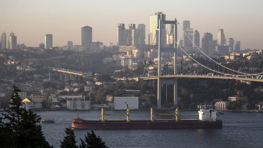 epaselect epa10281688 Cargo ship Zante, carrying Ukranian grain, sails on the Bosphorus Strait in front of the 15 July Martyrs Bridge, in Istanbul, Turkey, 02 November 2022. On 02 November Russian Defence Ministry in a statement announced Russia will resume its participation in the grain exports deal, after suspending its participation on 29 October. Photo: picture alliance/EPA/ERDEM SAHIN