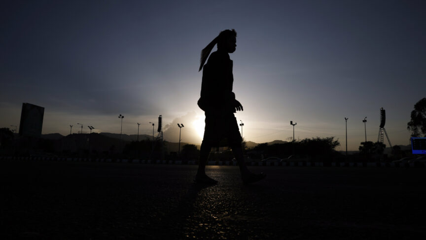 epaselect epa10223995 The silhouette of a Yemeni walking through a street after a UN-brokered truce expired, in Sana’a, Yemen, 04 October 2022. The European Union, the United States, and the United Nations have urged the Houthis to renew a UN-brokered truce that expired two days ago. The international actors seek the renewal of the truce that brought a six-month pause in violence between the Houthis and the Saudi-backed Yemeni government. It had been holding since 02 April 2022 and was renewed on 02 August for an additional two months. It was the longest pause in fighting since the war began in Yemen in March 2015. Photo: picture alliance/EPA/YAHYA ARHAB