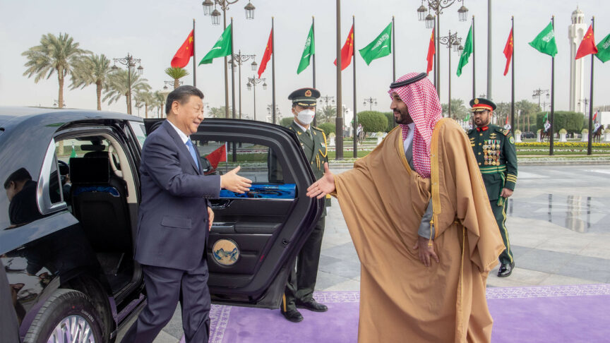RIYADH, SAUDI ARABIA – DECEMBER 8: (—-EDITORIAL USE ONLY ‚Äì MANDATORY CREDIT – ‘ROYAL COURT OF SAUDI ARABIA / HANDOUT’ – NO MARKETING NO ADVERTISING CAMPAIGNS – DISTRIBUTED AS A SERVICE TO CLIENTS—-) Chinese President, Xi Jinping (L) is welcomed by Crown Prince of Saudi Arabia Mohammed bin Salman Al Saud (R) at the Palace of Yamamah in Riyadh, Saudi Arabia on December 8, 2022. Chinese President Jinping is in Saudi Arabia to attend China-Arab States Summit and the China-Gulf Cooperation Council (GCC) Summit. Royal Court of Saudi Arabia / Anadolu Agency