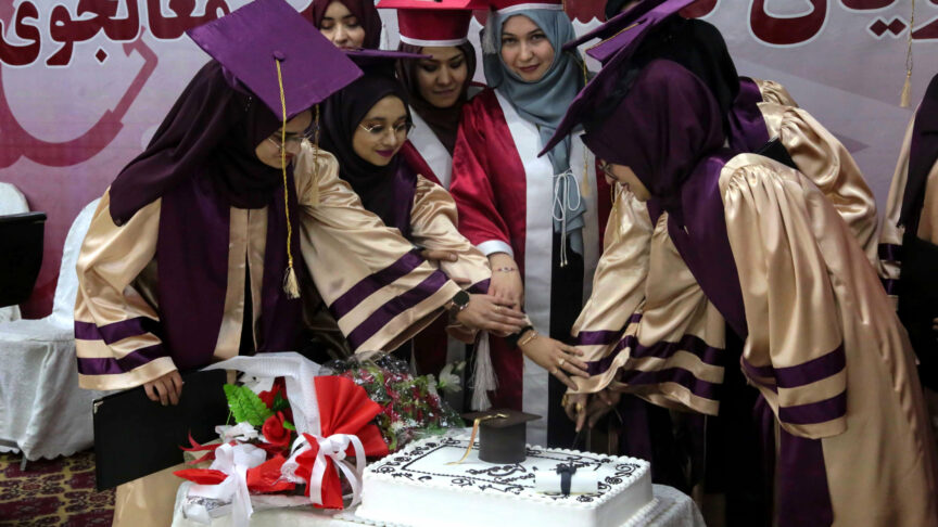 epa10388802 Afghan girls from a private university celebrate their graduation in Kabul, Afghanistan, 04 January 2023. A group of 24 male and nine female students at a private university were graduated from the Faculty of Medicine on 04 January. The ruling Taliban has banned women from attending university in Afghanistan, according to an order issued on 20 December 2022. Photo: picture alliance/EPA/STRINGER