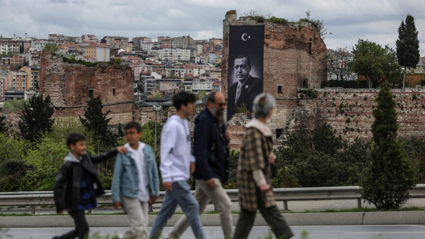epa10587454 People walks on sidewalk in front of a picture of Turkish President Recep Tayyip Erdogan hangs on Istanbul’s historical walls, in Istanbul, Turkey, 23 April 2023. General elections will be held in Turkey on 14 June 2023 with a two-round voting to elect the President of Turkey and parliamentary elections held simultaneously to elect the members the Grand National Assembly of Turkey. Photo: picture alliance/EPA/ERDEM SAHIN