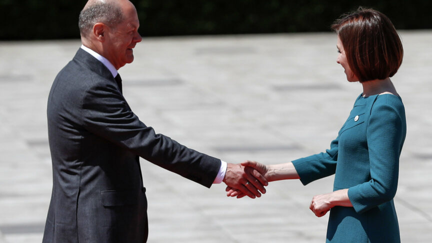 epa10666702 President of Moldova Maia Sandu (R) welcomes Germany’s Chancellor Olaf Scholz (L) during the opening ceremony of the European Political Community (EPC) Summit at the Mimi Castle in Bulboaca, Moldova, 01 June 2023. Moldova hosts the 2nd European Political Community Summit on 01 June 2023 at the Mimi Castle. Photo: picture alliance/EPA/DUMITRU DORU