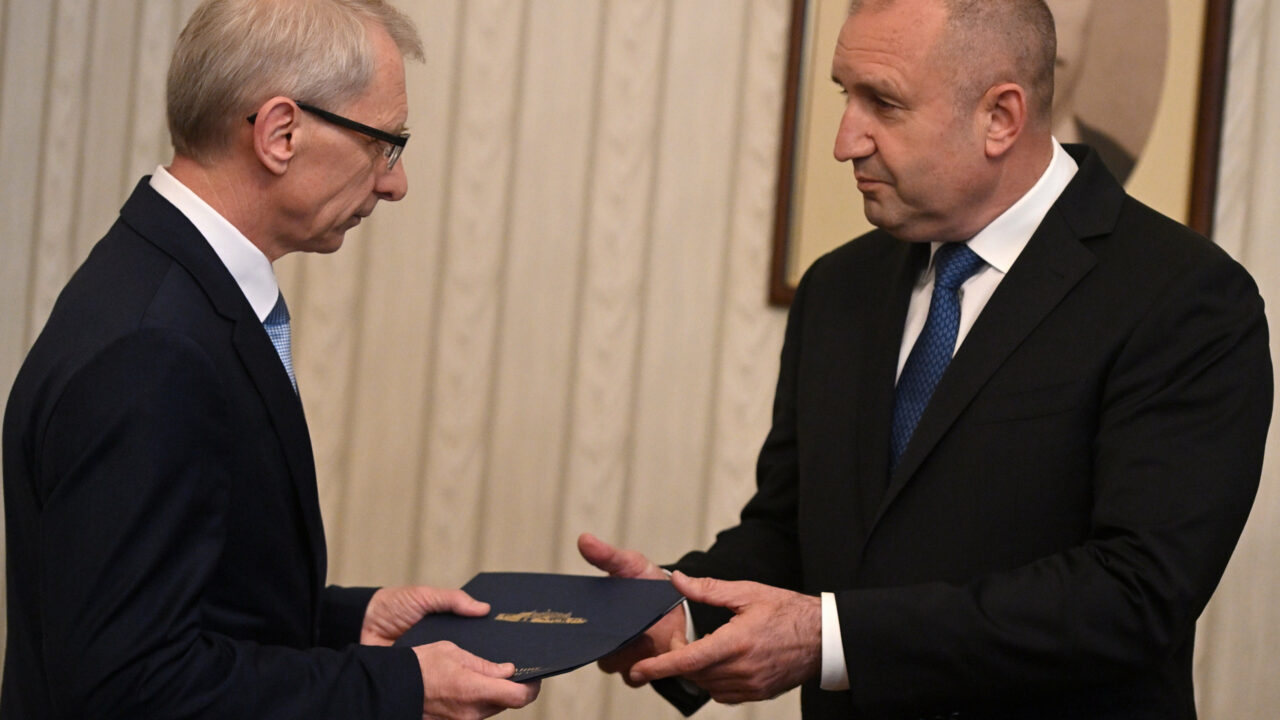 epa10674067 Bulgarian President Rumen Radev (R) receives a folder with the names of the ministers from the candidate for Prime Minister Nikolay Denkov (L) during an official ceremony to accept the mandate for a new government, in Sofia, Bulgaria, 05 June 2023. The two largest parties in Bulgaria, the conservative GERB and the reformist coalition ‘Proceeding with the change – Democratic Bulgaria’ (PP-BD), have agreed to govern together with a Prime minister who will change every nine months, on a rotational formula, which should end two years of political deadlock in the European Union’s (EU) poorest country. Nine months later, he will be replaced in the post by the candidate of GERB, the former European Commissioner Maria Gabriel. Photo: picture alliance/EPA/VASSIL DONEV