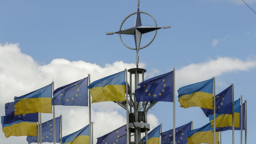epa10741816 Ukraine’s national flags and EU flags fly under the NATO logo in European Square, downton Kyiv (Kiev), Ukraine, 12 July 2023, amid the Russian invasion. The NATO logo was installed in Kyiv in 2019 in connection with the events marking 70 years since the founding of the intergovernmental military alliance. The North Atlantic Treaty Organization (NATO) Summit was held in the Lithuanian capital Vilnius on 11-12 July 2023, where NATO leaders agreed to bring Ukraine closer to NATO. The inaugural meeting of the ‘NATO-Ukraine Council’ took place on 12 July, where the Allies were joined by Ukrainian President Zelensky. Photo: picture alliance/EPA/SERGEY DOLZHENKO