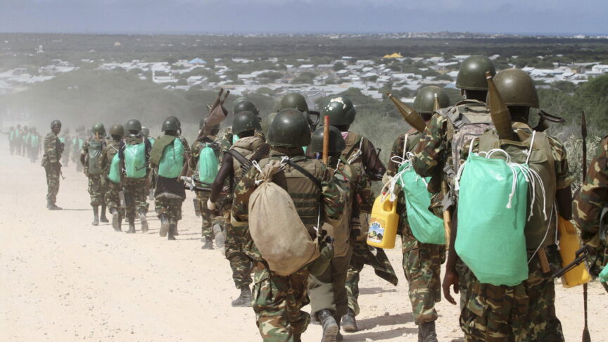 African Union Mission in Somalia (AMISOM) peacekeepers from Burundi patrol after fighting between insurgents and government soldiers erupted on the outskirts of Mogadishu in this May 22, 2012 file photo. REUTERS/Feisal Omar/Files || Nur für redaktionelle Verwendung