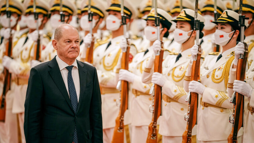 Bundeskanzler Olaf Scholz (SPD) wird in der Nordhalle der Großen Halle des Volkes mit militärischen Ehren empfangen. Scholz reist zu seinem ersten Besuch als Kanzler nach China. Im Mittelpunkt der Visite stehen unter anderem die deutsch-chinesischen Beziehungen, die Wirtschaftskooperation, der Ukraine-Konflikt und die Taiwanfrage.