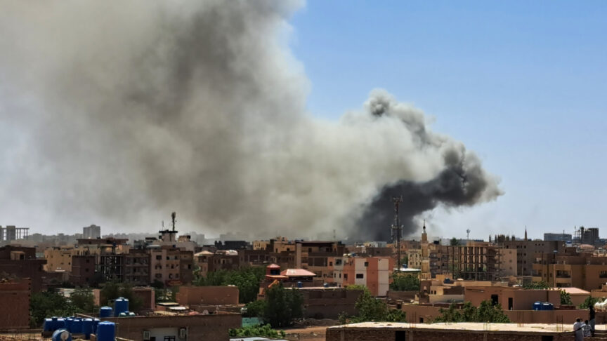 KHARTOUM, SUDAN – MAY 5: Smoke rises as clashes continue between the Sudanese Armed Forces and the paramilitary Rapid Support Forces (RSF), in Khartoum, Sudan on May 5, 2023. Ahmed Satti / Anadolu Agency