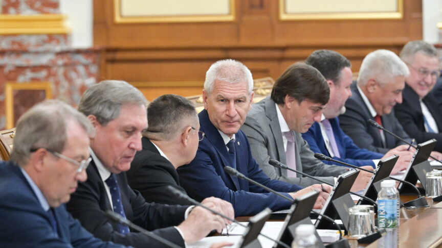 DIESES FOTO WIRD VON DER RUSSISCHEN STAATSAGENTUR TASS ZUR VERFÜGUNG GESTELLT. [RUSSIA, MOSCOW – AUGUST 3, 2023: Russia’s Sports Minister Oleg Matytsin (C) attends a meeting of the Russian Government at the House of the Russian Government. Alexander Astafyev/POOL/TASS]