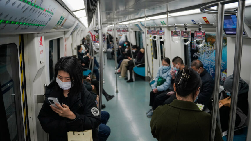 epa10349119 People wear face masks inside a train in Beijing, China, 05 December 2022. Despite daily cases increasing, some cities such as Beijing and Guangzhou are taking steps to loosen COVID-19 testing requirements and quarantine rules as China looks to relax its strict zero-COVID policy amid an economic downturn, Beijing subway and buses no longer require COVID-19 negative results taken within 48 hours starting 05 December. Photo: picture alliance/EPA/WU HAO