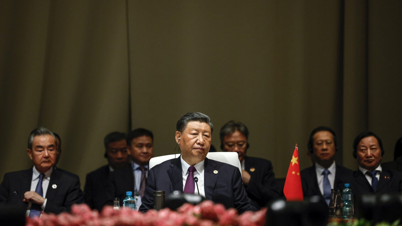 epa10815160 President of China Xi Jinping (C) looks on at the plenary session during the 2023 BRICS Summit at the Sandton Convention Centre in Johannesburg, South Africa, 23 August 2023. South Africa is hosting the 15th BRICS Summit, (Brazil, Russia, India, China and South Africa), as the groups economies account for a quarter of global gross domestic product. Dozens of leaders of other countries in Africa, Asia and the Middle East are also attending the summit. Photo: picture alliance/EPA/GIANLUIGI GUERCIA / POOL
