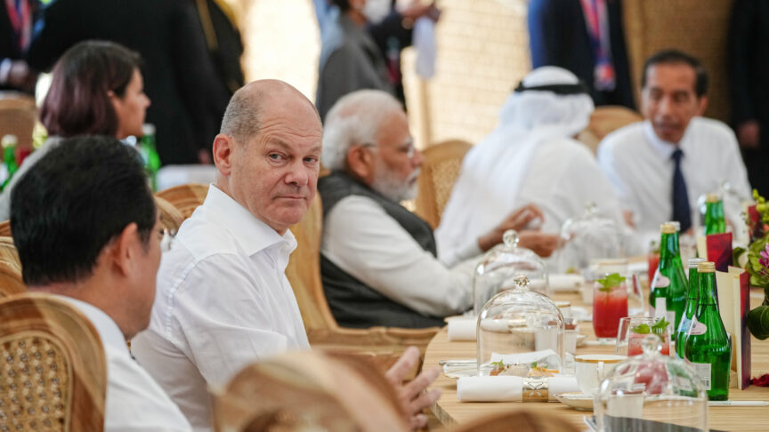 Bundeskanzler Olaf Scholz (SPD) nimmt am Mittagessen beim G20-Gipfel teil. Die Gruppe der G20, der stärksten Industrienationen und aufstrebenden Volkswirtschaften, kommt für zwei Tage auf der indonesischen Insel Bali zusammen.