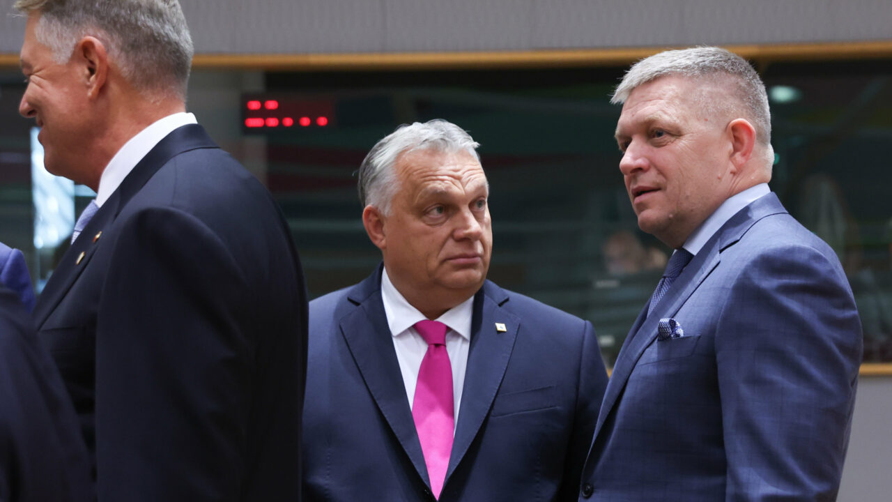 epa10940425 Hungarian Prime Minister Viktor Orban (C) and Slovakia’s Prime Minister Robert Fico (R) during the European Council meeting in Brussels, Belgium, 26 October 2023. In a two-day summit on 26-27 October, EU leaders are expected to address the situation in the Middle-East and Ukraine, as well as the EU’s long-term budget, migration, and external relations. Photo: picture alliance/EPA/OLIVIER HOSLET
