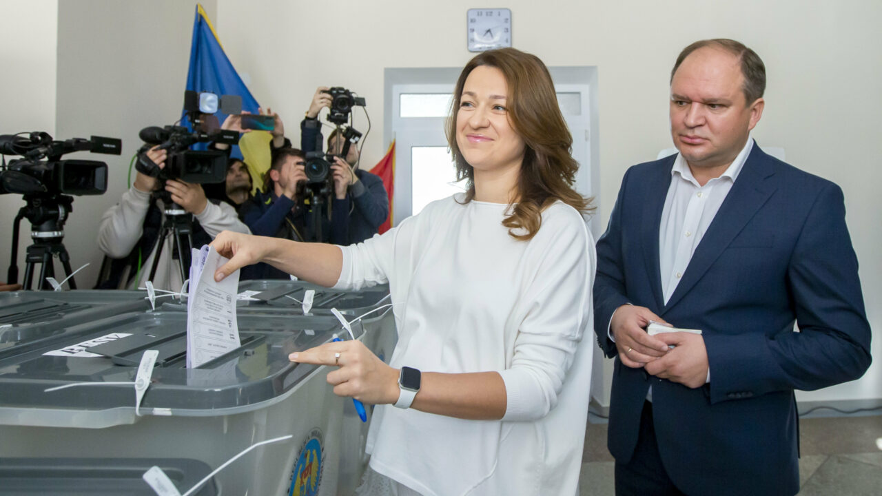epa10959104 Acting Mayor of Chisinau Ion Ceban the head of MAN politic party (National Alternative Movement) and his wife Tatiana Ceban (L) cast their votes at a polling station during local elections in Chisinau, Moldova, 05 November 2023. Moldovans are heading to polling stations on 05 November for the first round of elections for mayors. Photo: picture alliance/EPA/DUMITRU DORU