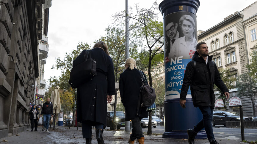 A government billboard reading „Let’s not dance to their tune“ is seen with portraits of Alex Soros and Ursula von der Leyen in downtown Budapest, Hungary, Monday, Nov. 20, 2023. A countrywide billboard campaign that flooded the streets of Hungary this week takes aim at the head of the European Union’s executive Ursula von der Leyen, the start of an election campaign that marks an escalation of tensions between the country’s right-wing government and the EU. (AP Photo/Denes Erdos)