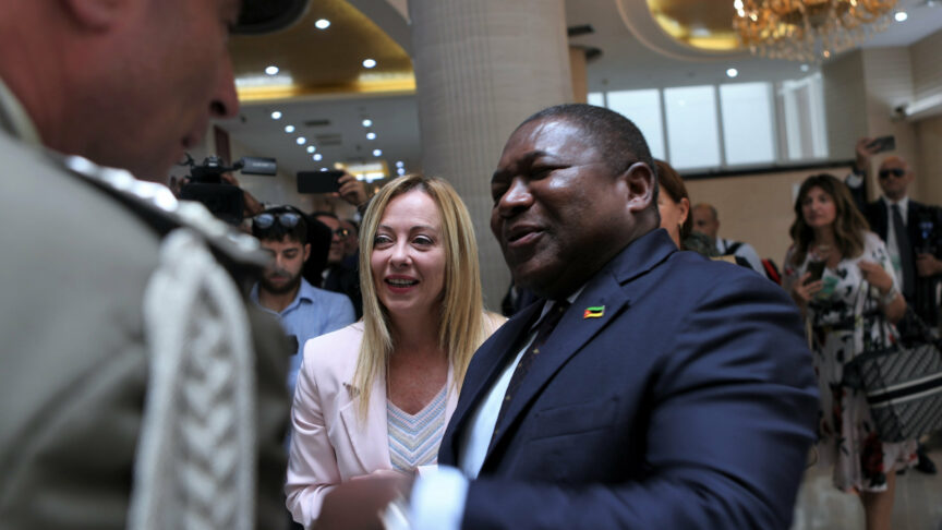 epa10916635 Mozambique’s President Filipe Nyusi (R) accompanied by Italian Prime Minister Giorgia Meloni (L) upon arrival at a meeting at Presidential Palace in Maputo, Mozambique, 13 October 2023. Photo: picture alliance/EPA/LUISA NHANTUMBO