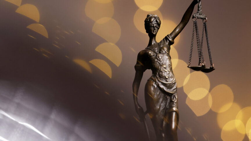 Eine Bronzestatue der Justitia steht auf einem Tisch. Justitia stand in der römischen Mythologie für die ausgleichende Gerechtigkeit und steht in der Neuzeit für die strafende Gerechtigkeit oder das Rechtswesen an sich. (Themenbild, Symbolbild) Köln, 18.07.2023