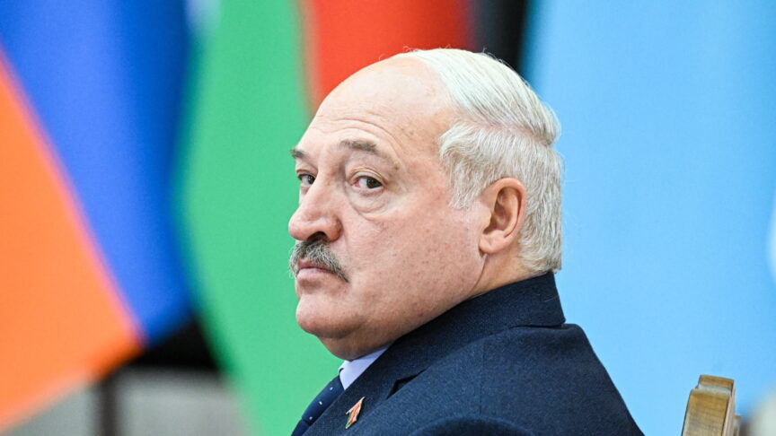 DIESES FOTO WIRD VON DER RUSSISCHEN STAATSAGENTUR TASS ZUR VERFÜGUNG GESTELLT. [RUSSIA, ST PETERSBURG – DECEMBER 25, 2023: Belarus’ President Alexander Lukashenko looks on during a meeting of the Supreme Eurasian Economic Council. Pavel Bednyakov/POOL/TASS]