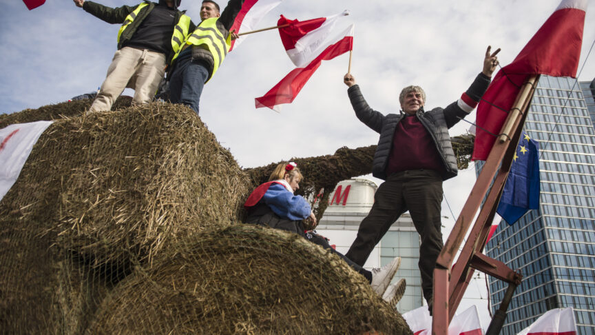 February 27, 2024, Warsaw, Masovian Voivodeship, Poland: Farmers wave Polish flags, gesture and shout slogans during the protest. Farmers marched in downtown Warsaw to protest the European Union’s agricultural policies. Polish farmers are against the recent decision of the European Commission to extend duty-free trade with Ukraine until 2025, they also do not want the implementation of the EU’s Green Deal, the import of cheap agricultural products from Ukraine and demand support for animal breeding. Farmers burned flares, lit bonfires on the streets of Warsaw and there were scuffles with the police. (Credit Image: © Attila Husejnow/SOPA Images via ZUMA Press Wire