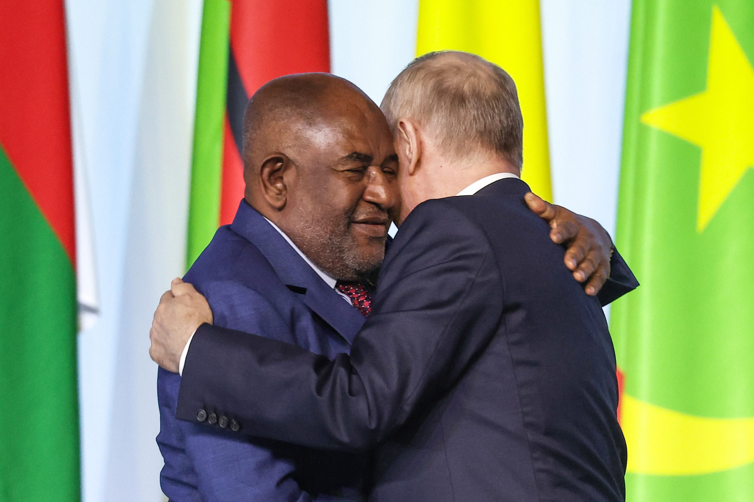 Qiz suvdan tushmoqda Gruziya filmi Jinsiy aloqa va ovqat