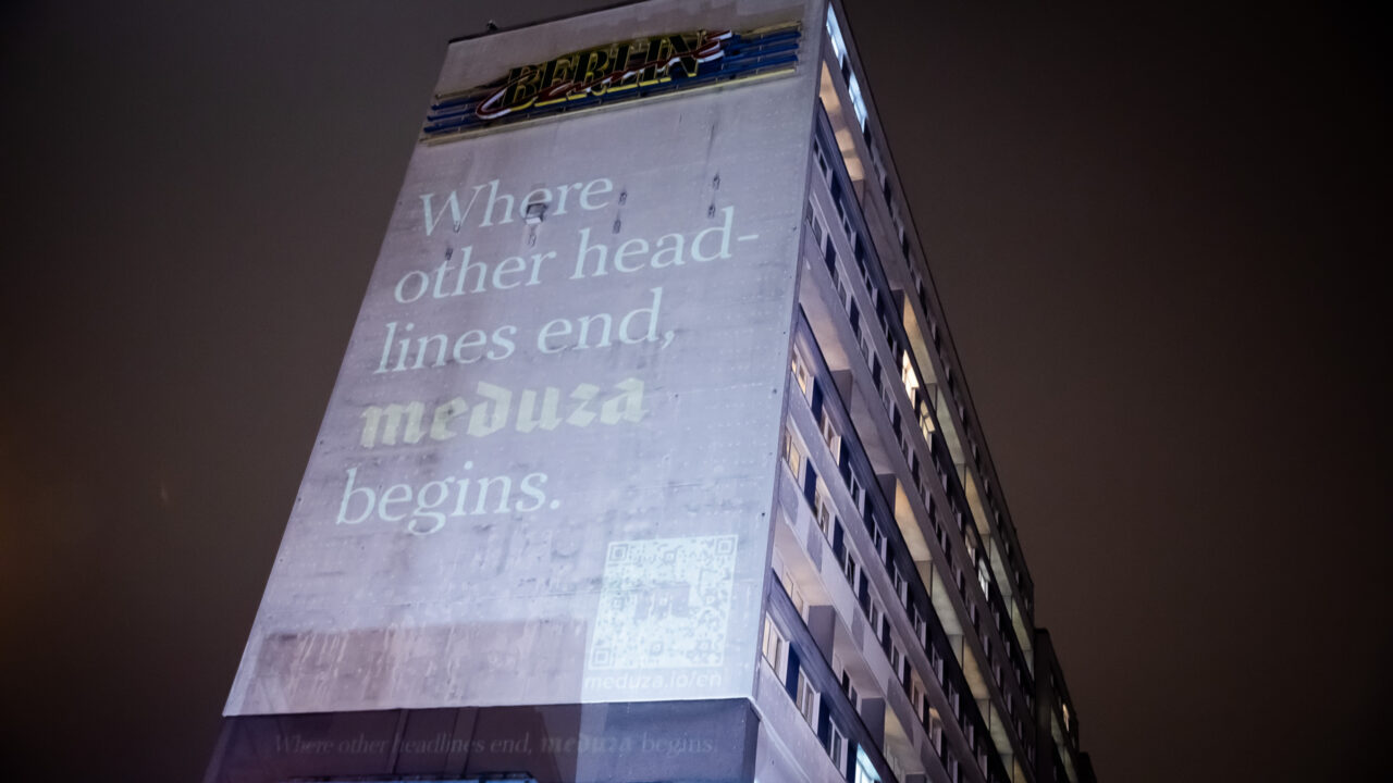 Eine Projektion der Internetzeitung Meduza für Pressefreiheit ist auf einer Hauswand vor dem Berliner Fernsehturm zu sehen. Zu lesen ist «Where other headlines end ‘Meduza’ begins» (Wo andere Schlagzeilen enden, beginnt «Meduza») Die unabhängige Website Meduza, die von Riga aus eine journalistische Gegenöffentlichkeit zu Putin und dem autokratischen Russland bietet, startet eine internationale Awareness-Kampagne mit dem Kernthema «Freie Presse»