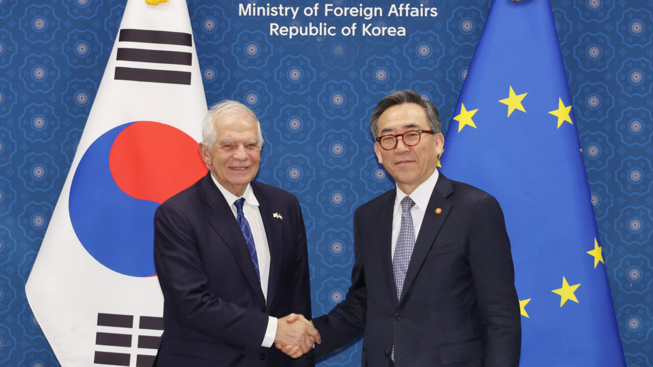 S. Korea-EU strategic dialogue South Korean Foreign Minister Cho Tae-yul (R) poses with Josep Borrell, the European Union’s high representative for foreign affairs and security policy, during the inaugural South Korea-European Union Strategic Dialogue at the government complex in Seoul on Nov. 4, 2024. (Yonhap)/2024-11-05 09:27:27/