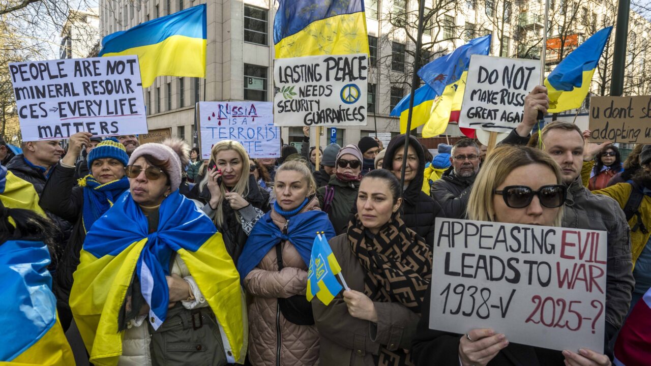 March 2, 2025, Brussels, Belgium: Protesters gather outside the US Mission to the EU in Brussels,Belgium on 02/03/2025 waving Ukrainian flags and holding signs demanding continued American military and financial assistance for Ukraine. The demonstration follows growing uncertainty over future US aid as political debates in Washington raise concerns about sustained support for Ukraineâs defense against Russian aggression. by Wiktor Dabkowski (Credit Image: © Wiktor Dabkowski/ZUMA Press Wire