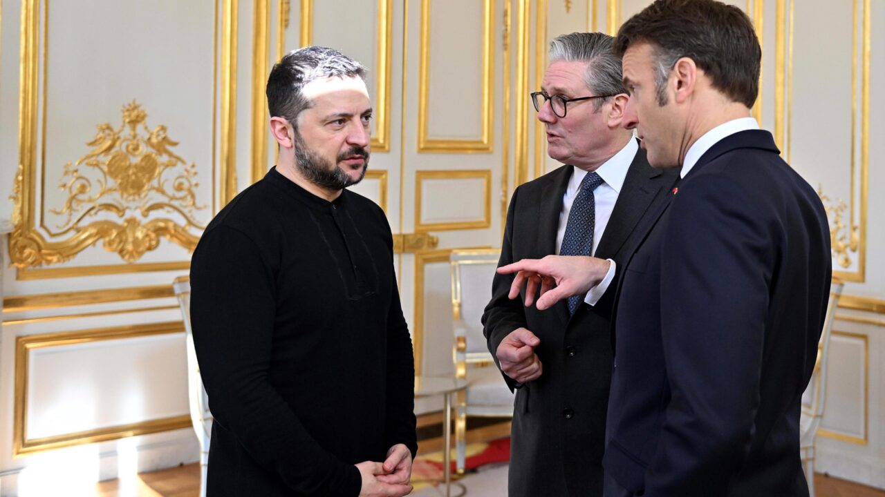 @ POOl/ JEANNE ACCORSINI/MAXPPP, France, paris, 2025/03/27 Ukraine’s President Volodymyr Zelensky, France’s President Emmanuel Macron and Britain’s Prime Minister Keir Starmer speak during a trilateral meeting on the sidelines of a summit for “coalition of the willing” at the Elysee Palace, on March 27, *** Local Caption *** 01205099