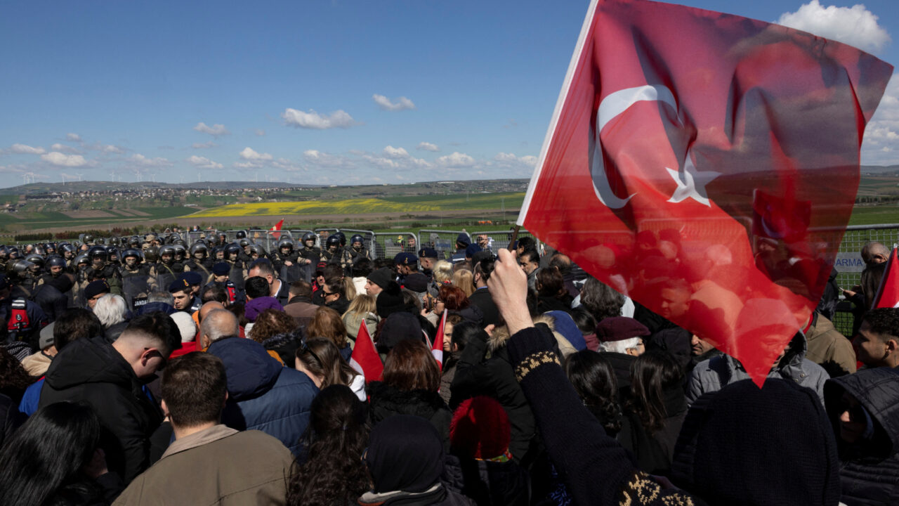Supporters of Ekrem Imamoglu, the mayor of Istanbul and main rival of President Tayyip Erdogan, protest outside his prison during his first hearing over accusations leveled against him, as Turkish gendarmerie banned them to approach to the Marmara Prison, formerly Silivri Prison, and Courthouse Complex in Istanbul, Turkey, April 11, 2025. REUTERS/Umit Bektas