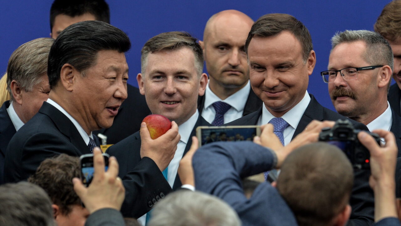epa05379699 Polish President Andrzej Duda (2-R) and Chinese President Xi Jinping (L) inaugurate of the China Railway Express, a new railway line from China to Europe, on the sideline of the International Forum on the New Silk Road and the 4th Poland-China Regional Forum in Warsaw, Poland, 20 June 2016. EPA/MARCIN OBARA POLAND OUT ++