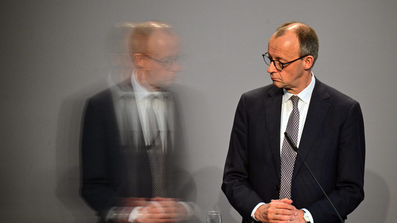 Friedrich Merz, Unions-Kanzlerkandidat und CDU-Bundesvorsitzender, nimmt an einer Pressekonferenz der Parteivorsitzenden von Union und SPD zur Vorstellung des Koalitionsvertrages im Paul-Löbe-Haus teil