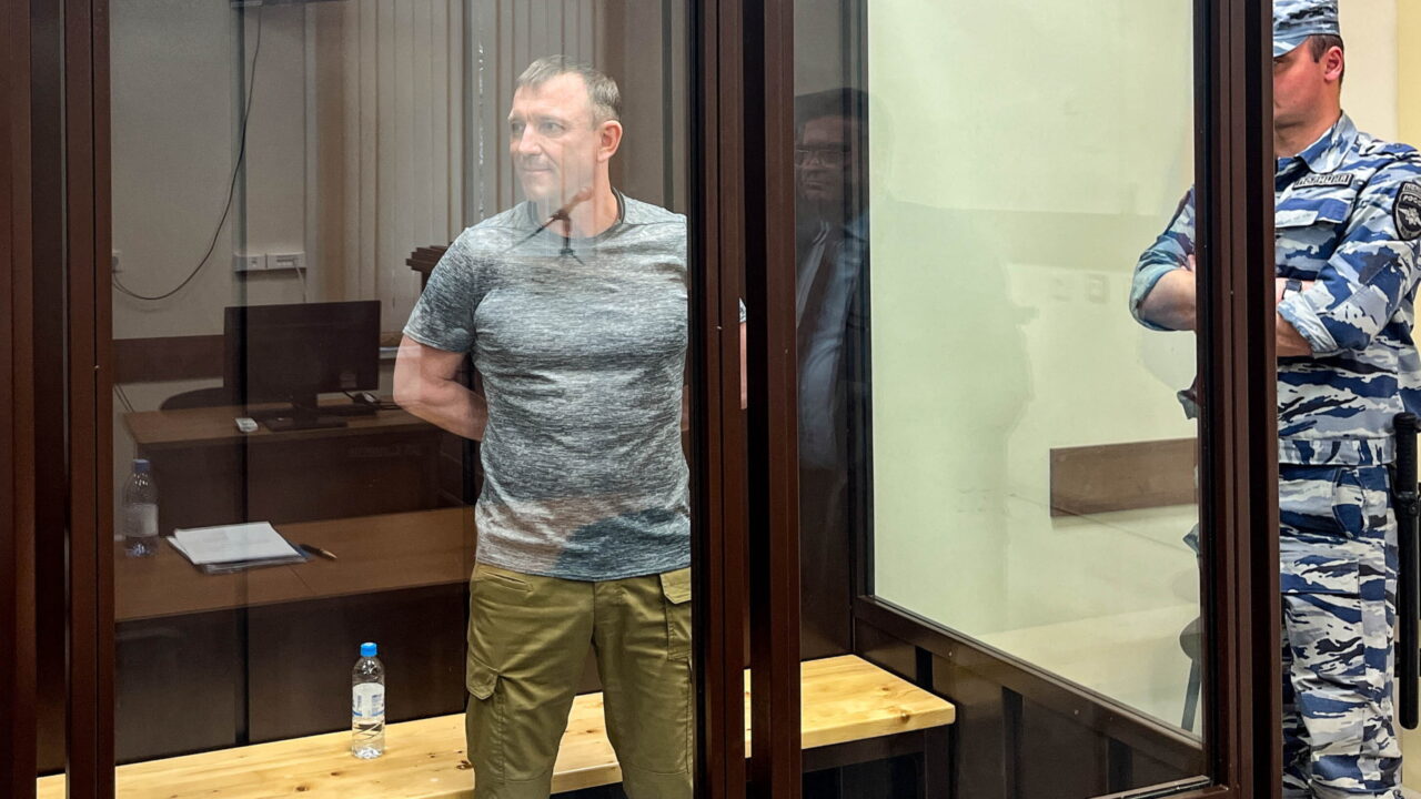 DIESES FOTO WIRD VON DER RUSSISCHEN STAATSAGENTUR TASS ZUR VERFÜGUNG GESTELLT. [RUSSIA, TAMBOV – APRIL 24, 2025: Major General Ivan Popov (L), former commander of the 58th Guards Combined Arms Army of the Russian Ground Forces, appears at a hearing at the Tambov Garrison Military Court. The court found Popov guilty of large-scale fraud and forgery and sentenced him to 5 years in prison colony. Alexei Potitsky/TASS]