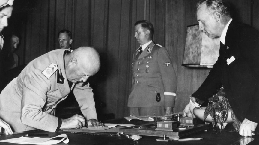 Muenchener Konferenz Abschluss der Verhandlungen im 'Führerbau' in Müchen; Mussolini unterzeichnet das Abkommen